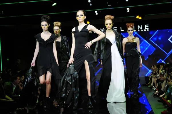 Modellek Kijelző Alkotások Maybelline Kozmetikumok Show Ban Shanghai Kína 2016 — Stock Fotó