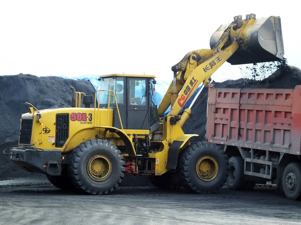 Ein Radlader Belädt Einen Lkw Mit Kohle Einem Kai Ufer — Stockfoto