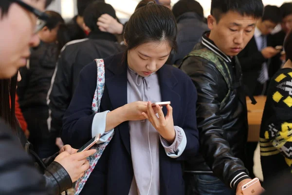 Chinese Customers Try Out Iphone Smartphones Apple Store Shanghai China — Stock Photo, Image