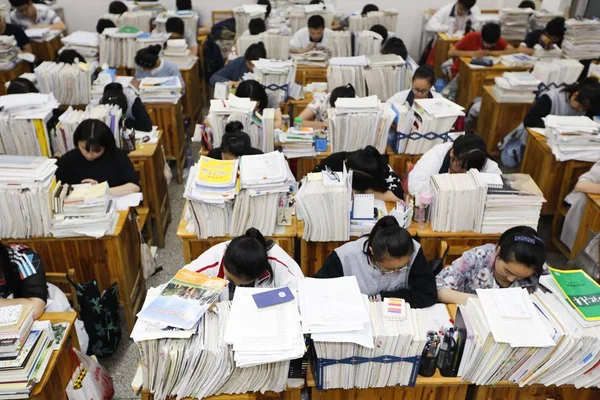 Chińskich Studentów Przeglądu Podręczników Ramach Przygotowań Nadchodzącej National College Egzamin — Zdjęcie stockowe