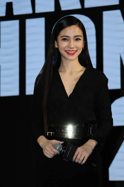 香港女演员安吉拉巴比在中国上海的美宝林化妆品展上微笑 2016年4月14日 — 图库照片