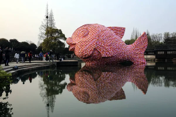 Géant Rose Poisson Flottant Conçu Par Florentijn Hofman Est Exposé — Photo