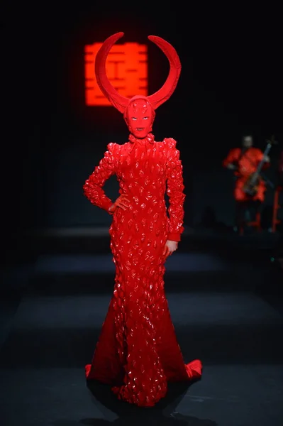 Модель Демонстрирует Новое Творение Показе Мод Sheguang Время China Fashion — стоковое фото