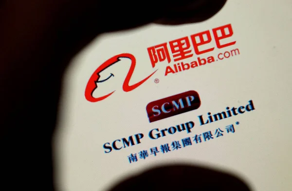 Ein Chinesischer Netizen Blickt Auf Logos Der Alibaba Com Und — Stockfoto