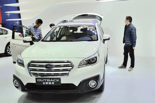 Látogatók Nézd Meg Subaru Outback Kijelző Alatt Auto Show Changsha — Stock Fotó