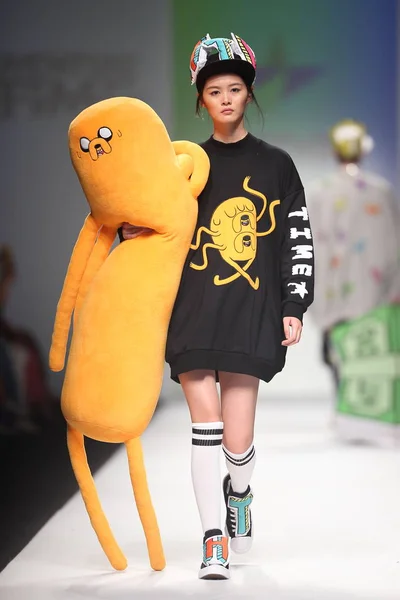 モデルは一人セレブに新しい創造を表示します Htdg のファッションショー 上海ファッション週秋 2016 年までに上海 2016 日中に — ストック写真