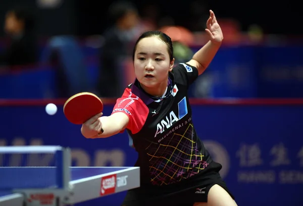 2016年4月14日 在中国香港举行的2016年里约奥运会亚洲乒乓球资格赛上 日本选手米玛伊托在女子单打第一阶段 比赛中向中国丁宁复出 — 图库照片
