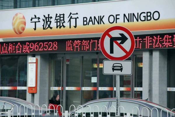 Pedestrian Walks Branch Bank Ningbo Beijing China January 2013 — Stock Photo, Image