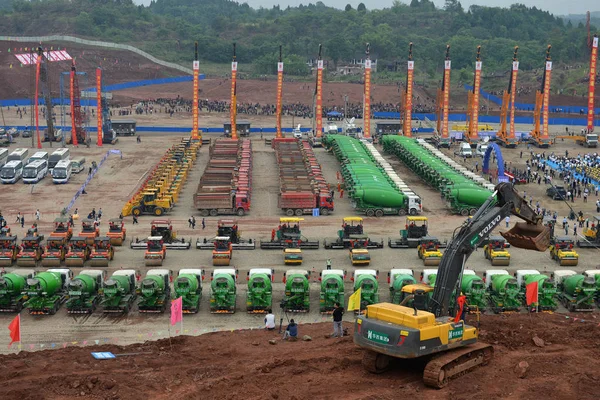 建設車両は Tianfu 国際空港の建設開始式の間 中国四川省の南西部 月2016に描かれています — ストック写真