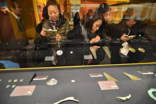 Visitantes Chineses Olham Para Relíquias Culturais Escavadas Túmulo Haihunhou Marquês — Fotografia de Stock