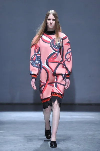 Model Displays New Creation Chinese Fashion Designer Wang Yutao Wang — Stock Photo, Image