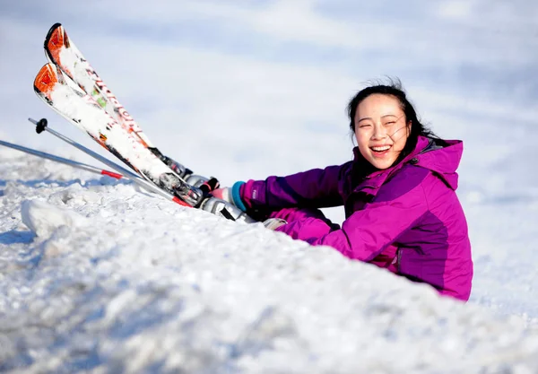 Una Joven China Reacciona Después Caer Suelo Mientras Aprende Esquiar — Foto de Stock