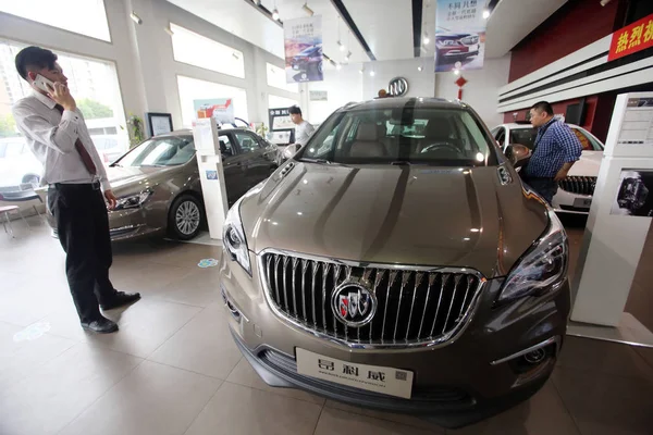 Čínský Kupec Dívá Buick Envision Společnosti Saic Společný Podnik Mezi — Stock fotografie