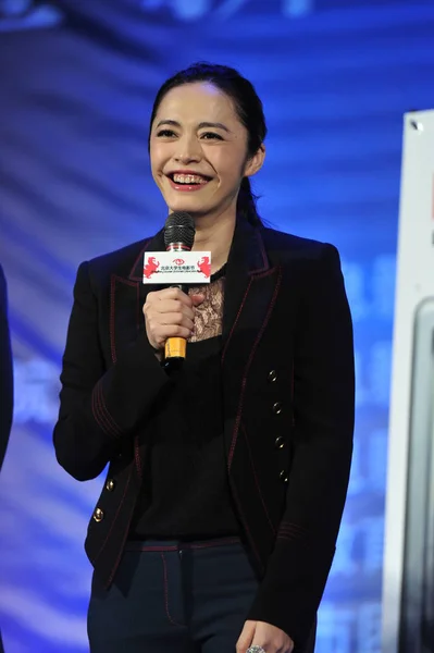 2016年4月9日 中国女演员姚晨在中国北京举行的第23届北京大学生电影节开幕式上微笑 — 图库照片