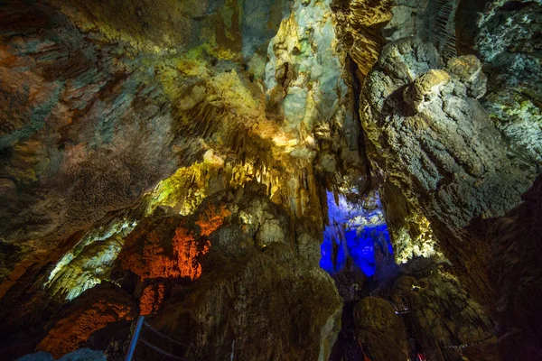 中国南西部の貴州省 ビジエ市のジジ洞窟としても知られるカルスト洞窟 Zhijin洞窟 の眺め 2016年5月11日 — ストック写真