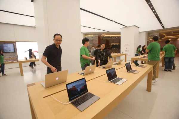 Ügyfelek Apple Store Ban Macbook Laptop Számítógépeket Vásárolhatnak Global Harbor — Stock Fotó