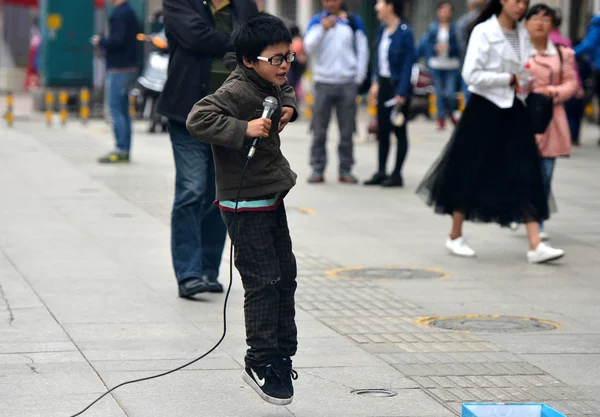 Menino Nove Anos Jianjun Canta Uma Canção Para Implorar Por — Fotografia de Stock