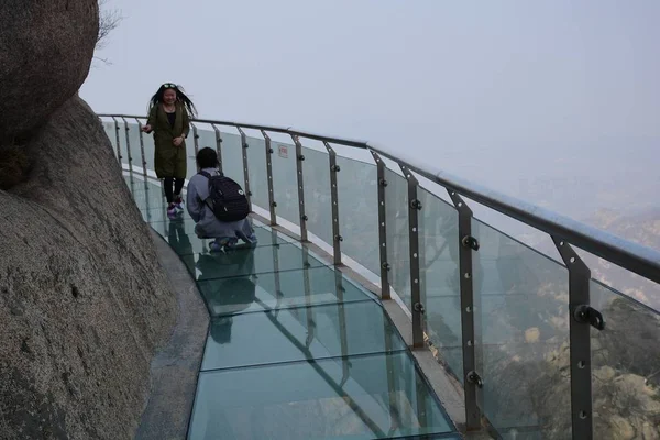 Los Turistas Chinos Caminan Pasaje 300 Pies Altura Con Fondo — Foto de Stock