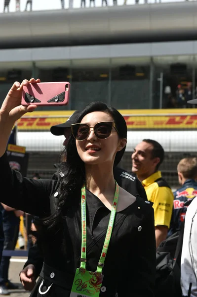 Atriz Chinesa Fan Bingbing Tira Fotos Espectadores Curso Frente Grande — Fotografia de Stock