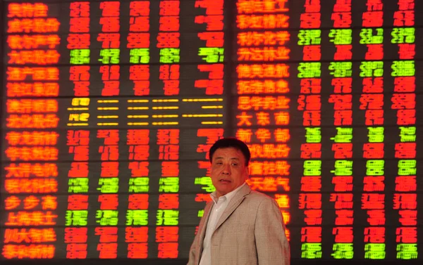 Китайський Інвестора Зображений Перед Екраном Відображення Цін Акцій Червоний Зростання — стокове фото