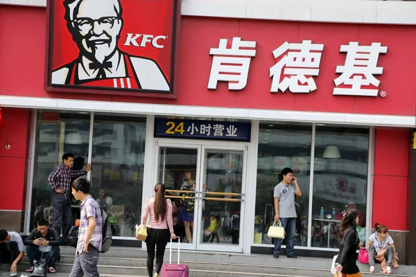 2013年10月3日 中国中部河南省郑州市百胜品牌 Kfc 的一家快餐店 行人步行经过 — 图库照片