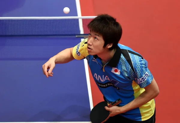 Jun Mizutani Del Giappone Serve Contro Zhang Jike Della Cina — Foto Stock