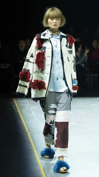 Модель Демонстрирует Новое Творение Время Модного Показа Aalto Пекине Китай — стоковое фото