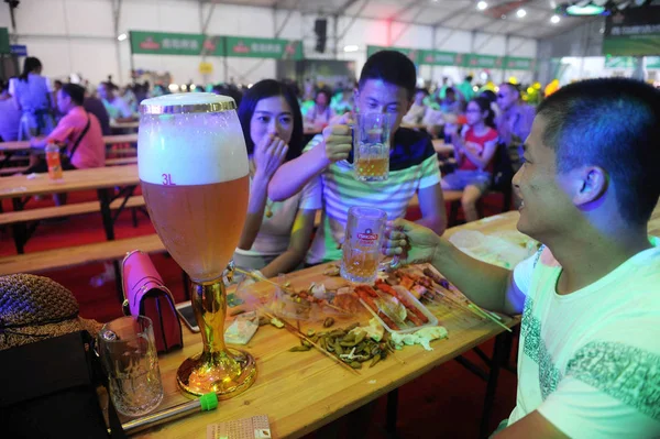 Gente Gode Birra Festival Internazionale Della Birra Qingdao Nella Città — Foto Stock