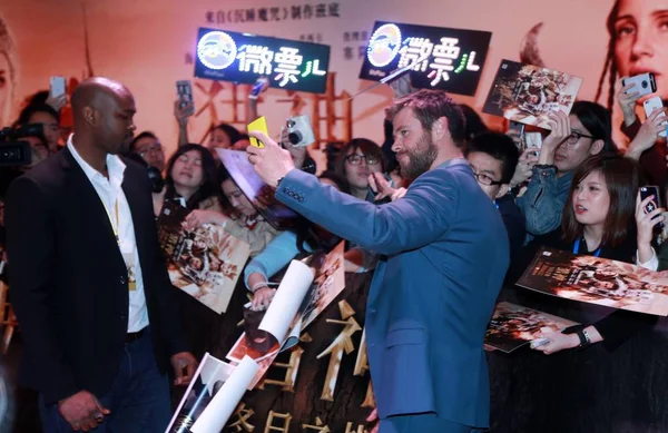 Ator Australiano Chris Hemsworth Centro Tira Uma Selfie Com Fãs — Fotografia de Stock