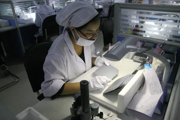 File Trabajador Chino Comprueba Las Células Solares Silicio Cristalino Una —  Fotos de Stock