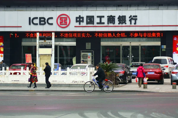 2016年1月29日 行人走过中国工商银行 Icbc 位于中国中部湖北省宜昌市的分行 — 图库照片