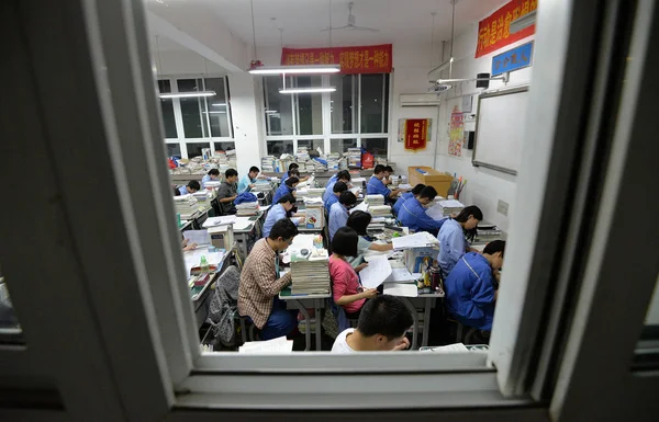 Chinesische Studenten Begutachten Lehrbücher Zur Vorbereitung Auf Die Bevorstehende Nationale — Stockfoto