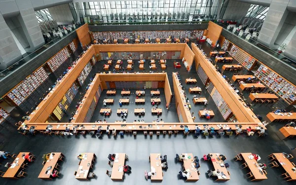 Folk Läser Böcker Vid Kinas Nationalbibliotek Peking Kina Februari 2016 — Stockfoto