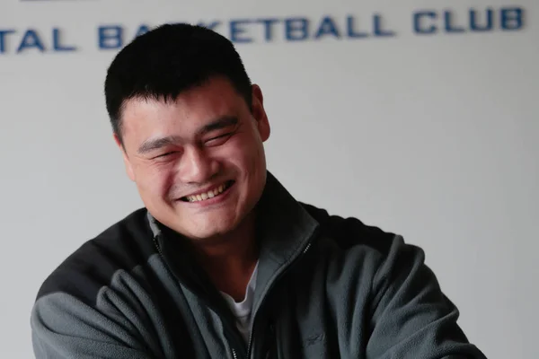 Pensionerad Kinesiska Basket Superstar Yao Ming Leenden Intervju Shanghai Kina — Stockfoto