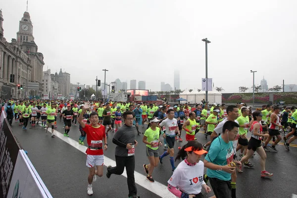 Uczestnicy Konkurują Maratonie International 2015 Shanghai Szanghaj China Listopada 2015 — Zdjęcie stockowe