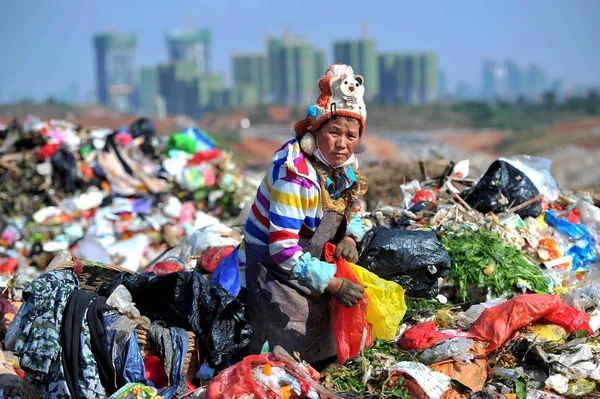 Chinese Scavenger Searches Useful Recyclable Things Piles Trash Landfill Outskirts — Stock Photo, Image