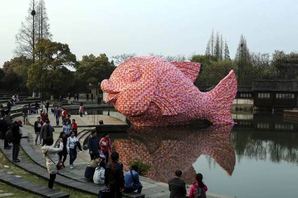 2016年3月27日 在中国东部浙江省同乡市乌镇 游客们走过弗洛伦蒂恩 霍夫曼设计的巨型粉红色 — 图库照片