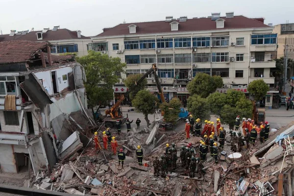 Los Rescatistas Chinos Buscan Personas Los Escombros Edificio Derrumbado Tres —  Fotos de Stock