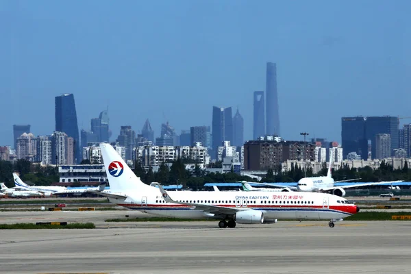 Пассажирский Самолет Такси China Eastern Airlines Шанхайском Аэропорту Хунцяо Шанхае — стоковое фото