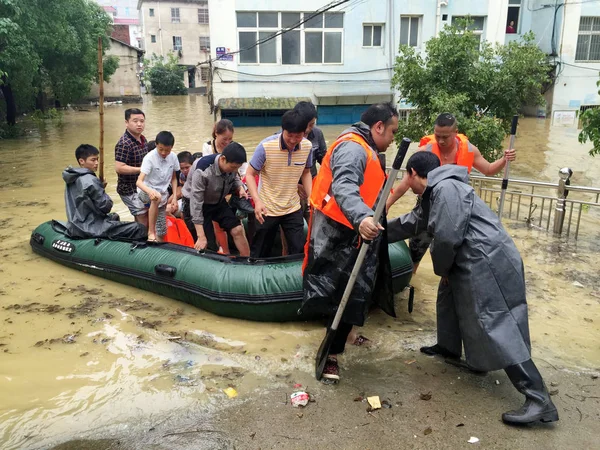 Местные Жители Эвакуируются Спасательном Судне Затопленных Районов После Сильного Дождя — стоковое фото