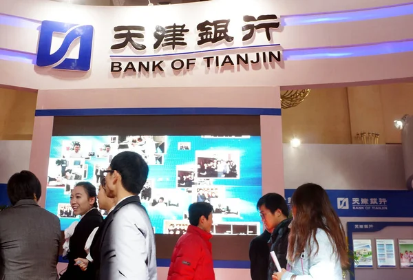 Pessoas Visitam Estande Banco Tianjin Durante Uma Exposição Pequim China — Fotografia de Stock