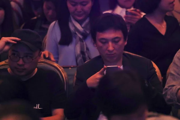 中国起業家王 Sicong ワンダ グループ会長王 ジャンリンの息子が通う 2016 上海に彼の映画のプロジェクトを発表する中国の著者とレーサー韓韓メディア イベント — ストック写真
