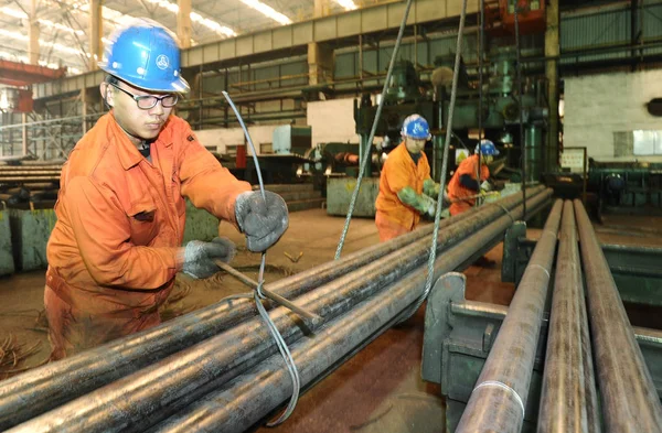 Chinese Arbeiders Binden Staalproducten Een Staalfabriek Van Dongbei Special Steel — Stockfoto