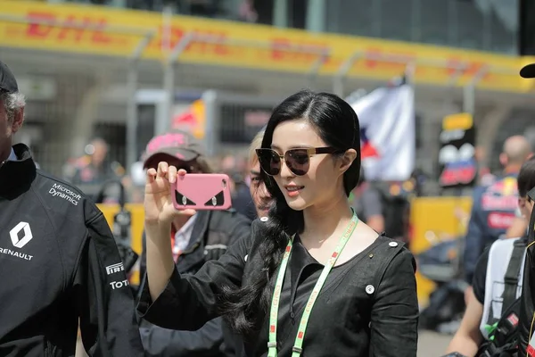 Atriz Chinesa Fan Bingbing Tira Fotos Curso Frente Grande Prêmio — Fotografia de Stock