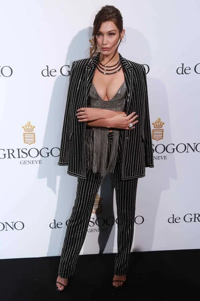 2016年5月17日 在法国戛纳举行的第69届戛纳电影节上 美国模特贝拉 哈迪德在德格里索戈诺派对上摆姿势 — 图库照片