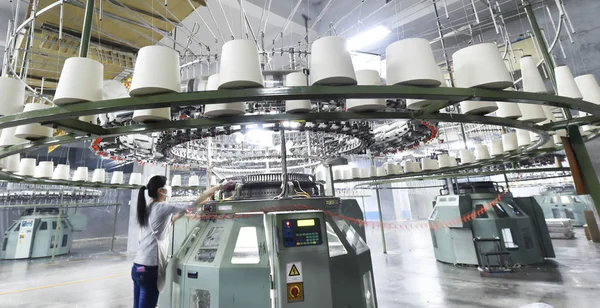 Китайский Рабочий Занимается Производством Пряжи Текстильной Фабрике Округе Цупин Провинция — стоковое фото