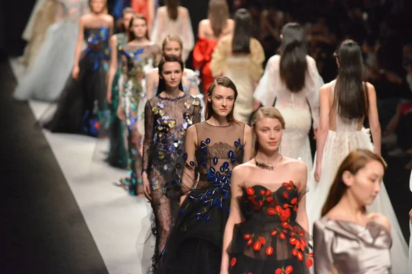 Modelleri Yeni Kreasyonlar Biz Couture Defilede Shanghai Moda Hafta Sonbahar — Stok fotoğraf