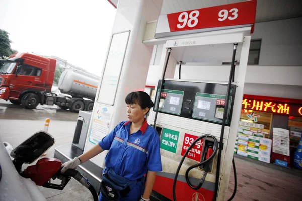 Een Chinese Arbeider Tanken Een Auto Bij Een Tankstation Van — Stockfoto