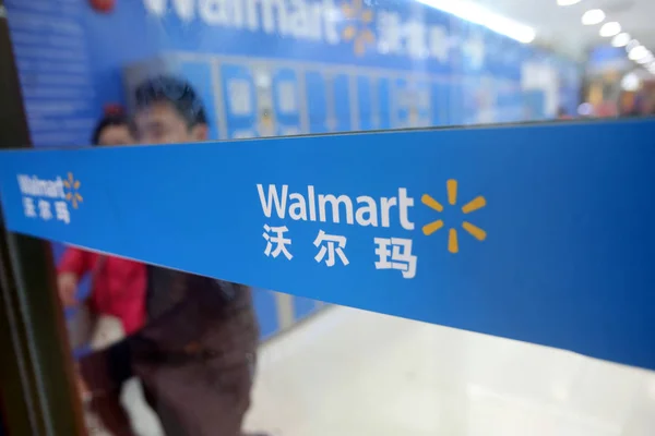 Clientes Saem Supermercado Walmart Xangai China Janeiro 216 — Fotografia de Stock