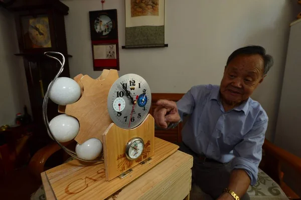 Летний Китайский Часовщик Сюэ Вэньцюань Показывает Часы Которые Собрал Дома — стоковое фото